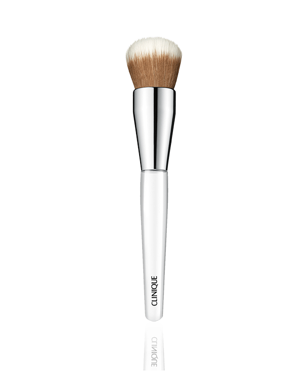 Foundation Buff Brush, Pensula versatila care poate fi folosita cu toate fondurile de ten Clinique, fie sub forma de lichid, pudra, crema sau stick pentru a omogeniza si a blendui perfect.